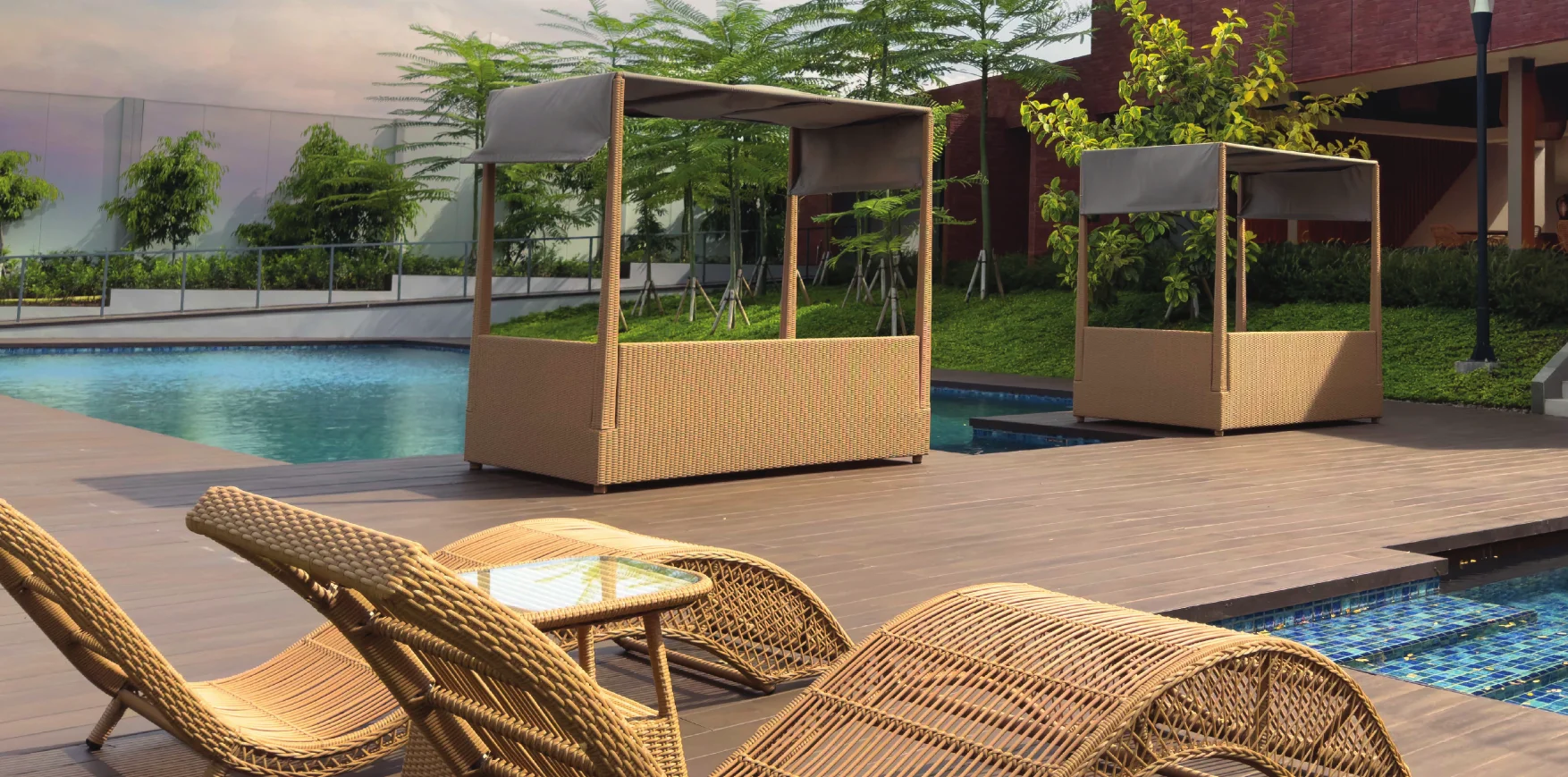 Clubhouse Genova — pool deck & lounger